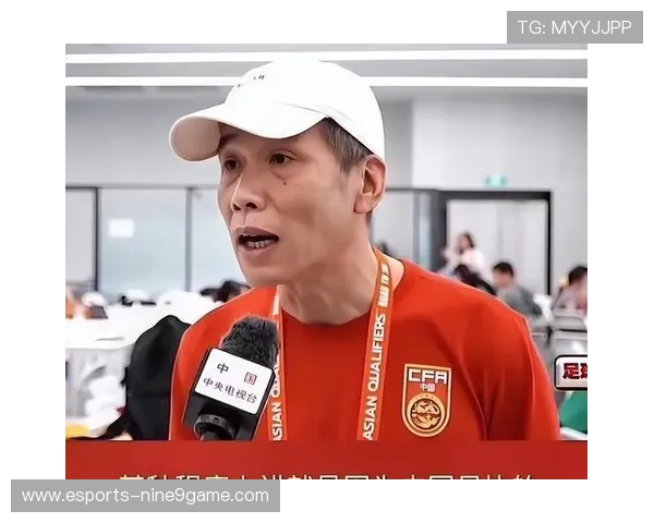 足球场上众星云集他成为焦点 引发球迷热议