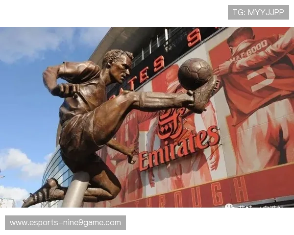 足球巨星们的朋友圈揭秘：那些与球场英雄并肩的挚友和名人们